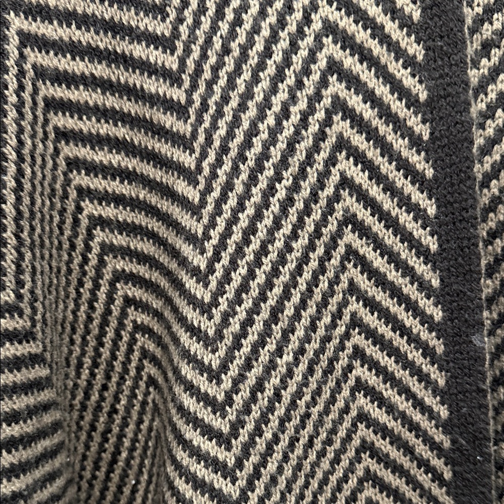 Effortless Elegance. Unrivaled Comfort in Stunning Poncho. - Picture 2 of 5